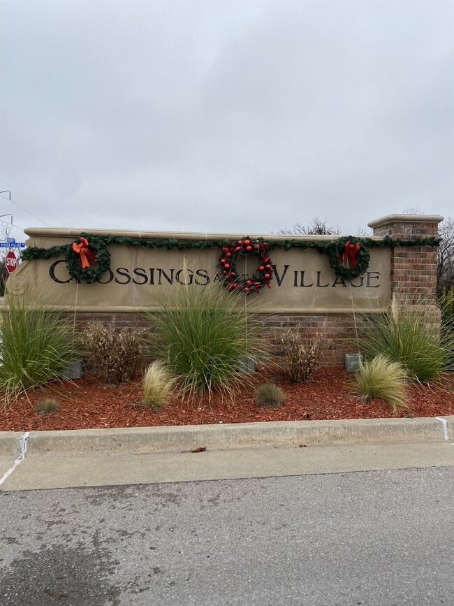 Building Photo - 10240 Hidden Village Dr