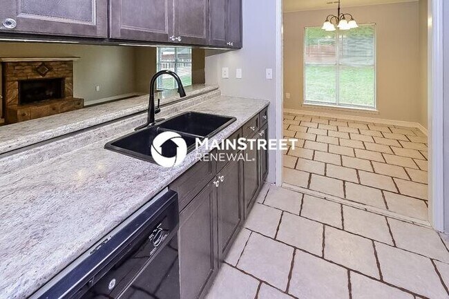 Building Photo - 4 Bedroom Pet-Friendly Home in Horn Lake, MS with Main Street Renewal