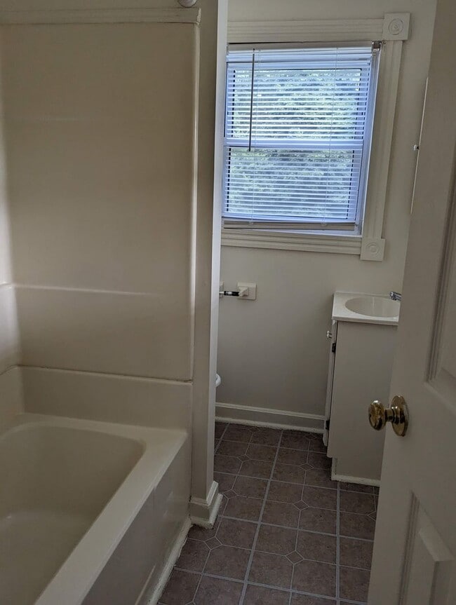 Building Photo - Spacious 3 Bedroom House Available Now!