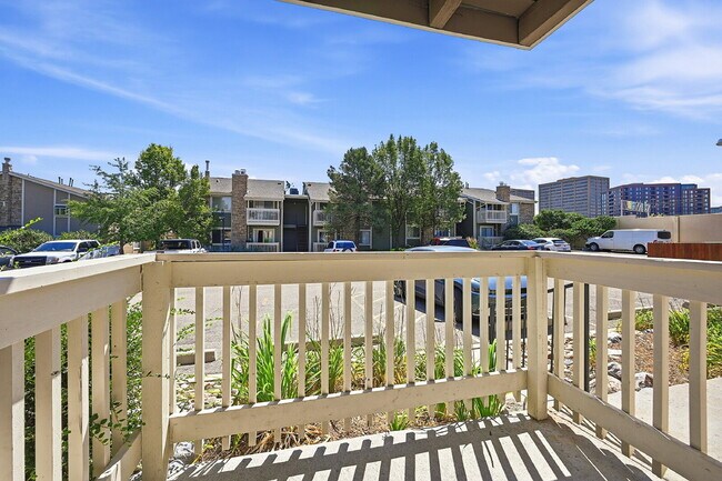 Building Photo - $1,540.95- 2 Bed, 2 Bath Updated Condo in Denver with In Unit Laundry and Community Amenities!
