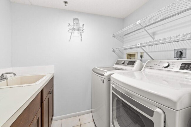 Building Photo - 7201 Promenade Dr