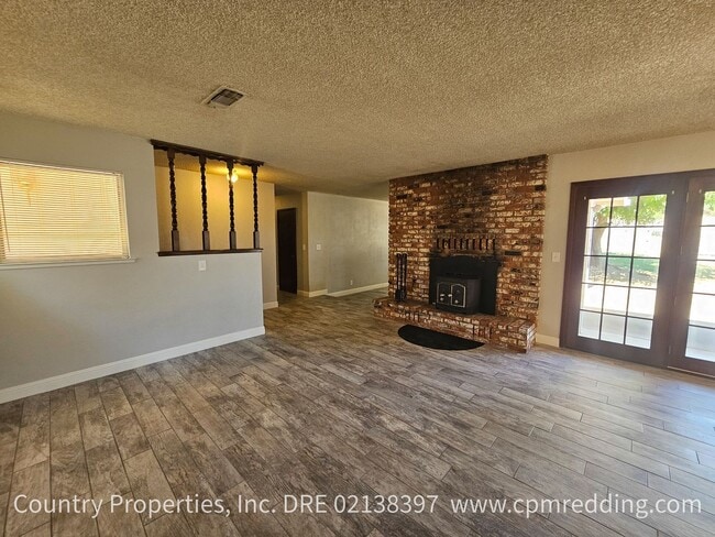 Building Photo - Updated Home on 1.84 Acres with Horse Possibility Available Now!