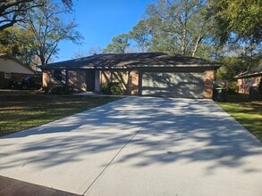 Building Photo - 1806 Cedar Dr