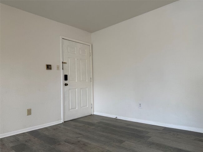 Building Photo - 2626 Holly Hall St