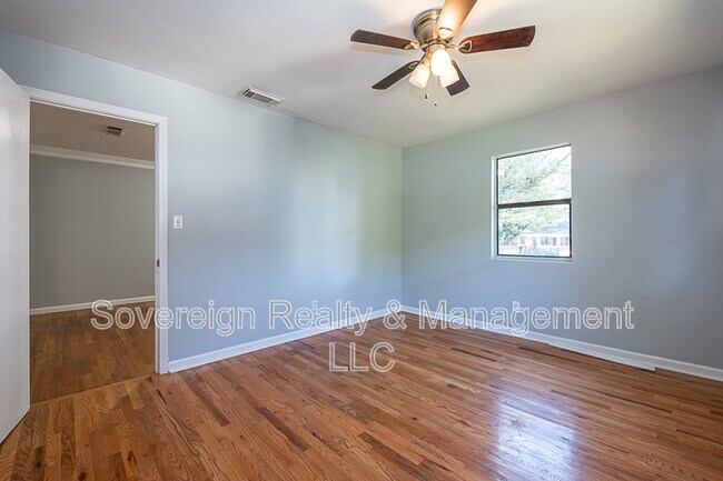 Building Photo - 568 Stokeswood Ave SE