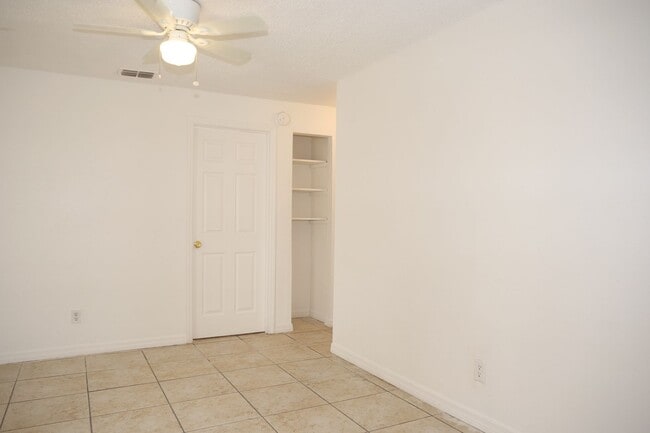 Building Photo - Spacious 4/2 home with 2 car garage Availa...
