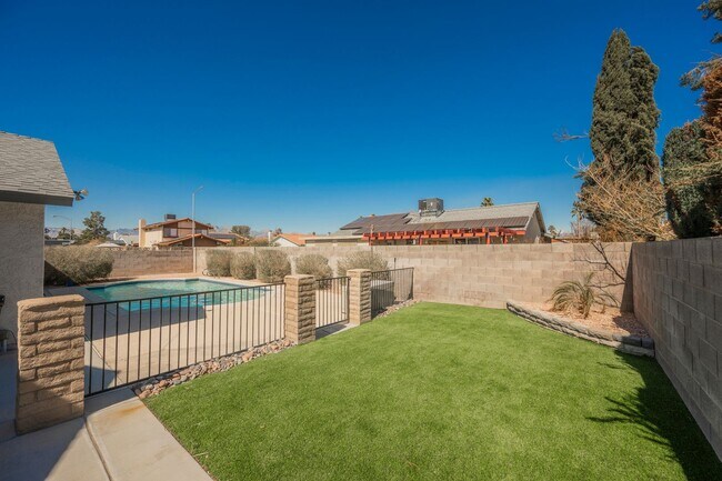Building Photo - Charming 3-Bedroom Rental with Pool, Firep...