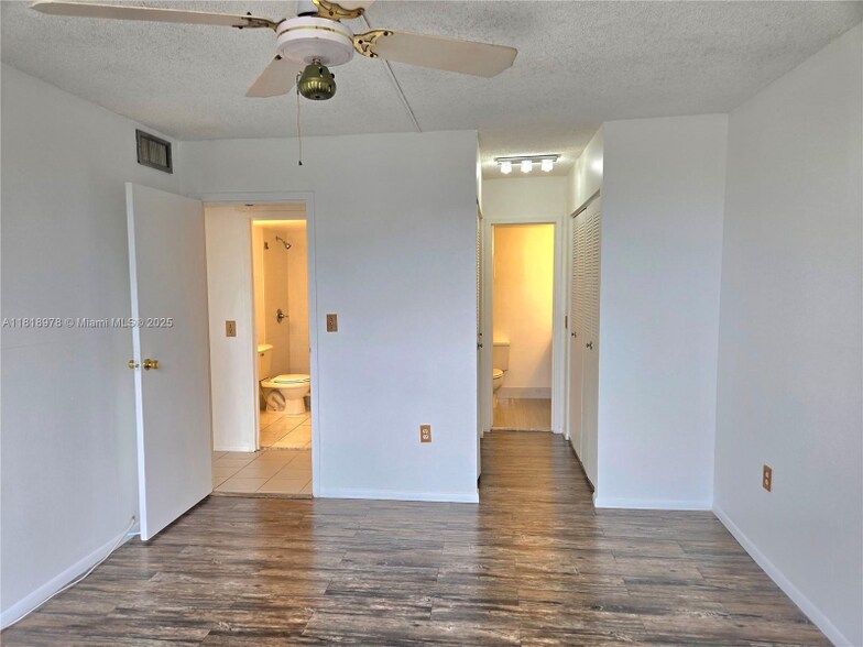 Building Photo - 2500 NE 135th St