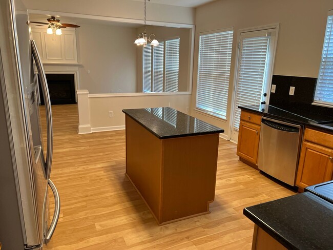 Building Photo - 4 bed, 2.5 bath w/ 2 car garage close to p...