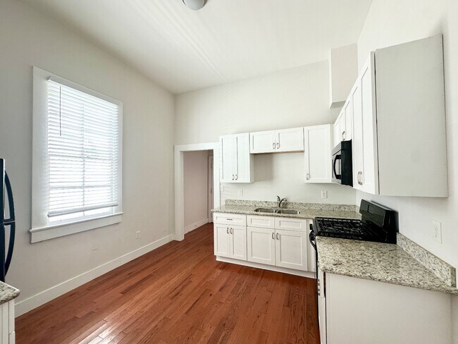 Building Photo - Beautiful! 1 Bedroom 1 Bath Duplex in Central City!