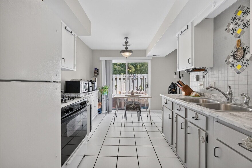 Building Photo - 2303 Aster Dr