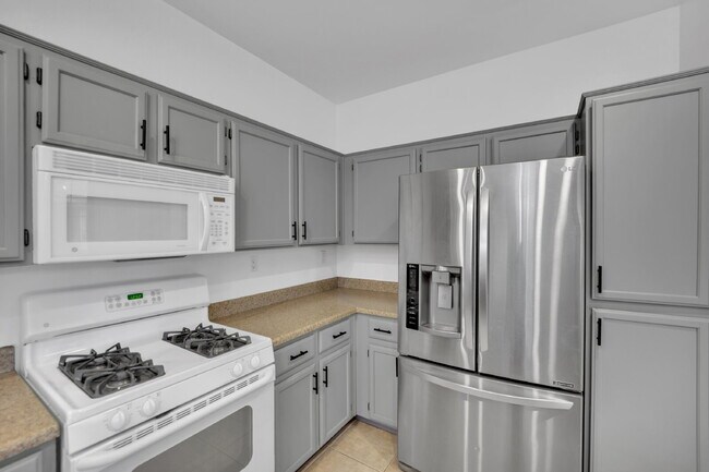 Building Photo - Beautiful 3-bedroom, 2-bathroom condo located in the gated community of The Legends, just minutes...