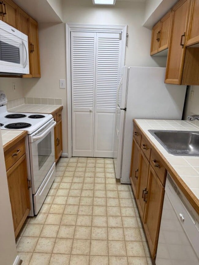 Building Photo - Charming 1 Bed 1 Bath Condo In Convenient Heatherlea