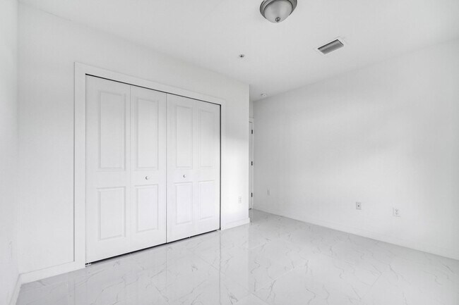 Building Photo - Goulds 4 Bed Triplex