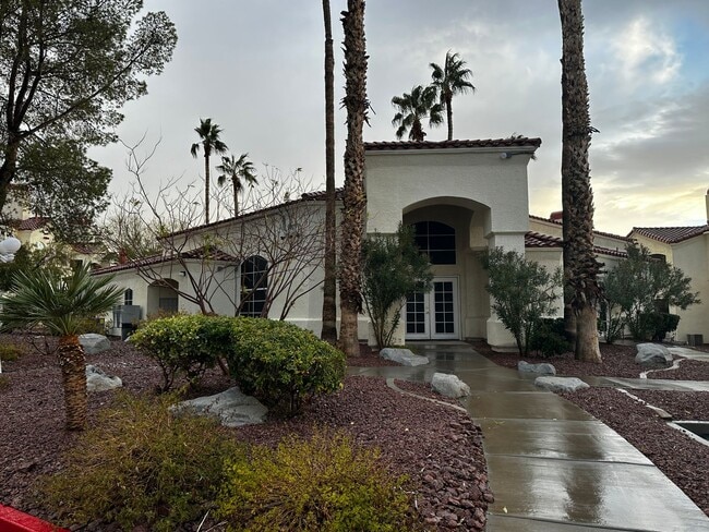 Building Photo - Henderson First Floor Condo - In Gated Community With Pool.