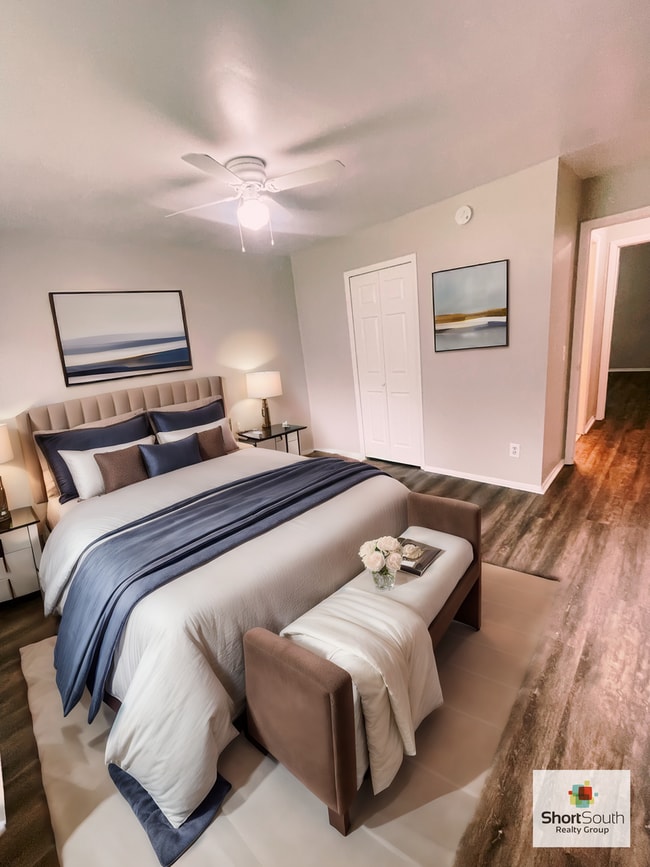 Building Photo - 2 bed 1 bath Duplex Ready for Immediate mo...