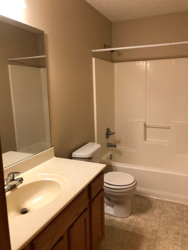 Building Photo - 2 bedroom, 2 bathroom, 2 car garage duplex