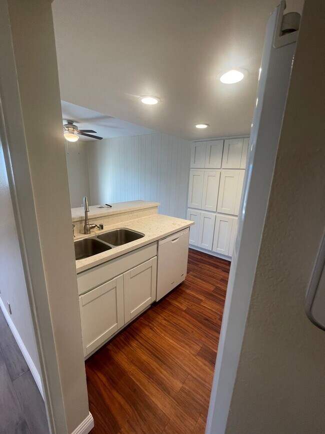 Building Photo - 3 Bed, 2 Bath Tanglewood For Rent- Single Story w/ Garage and AC!