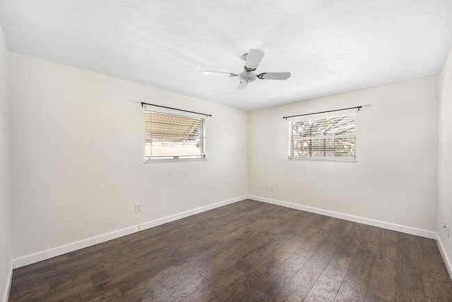 Building Photo - 2 Bedroom 2 bath Pool Home in Naples park