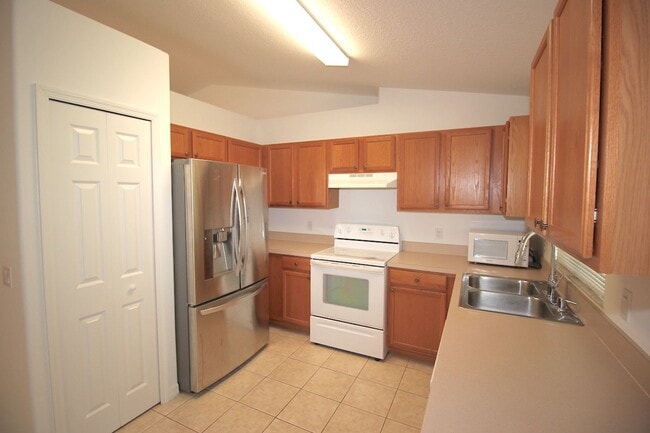 Building Photo - Roomy 3 Bed 2 Bath Screened Lanai Home for Rent in Pine Lakes