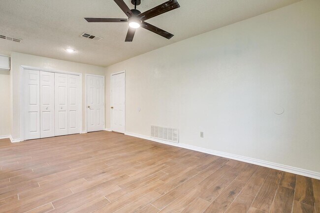Building Photo - 3537 Half Moon Dr
