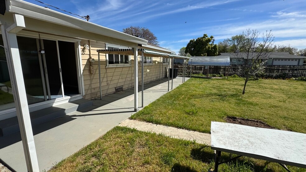 Building Photo - 1805 Pinon Ave