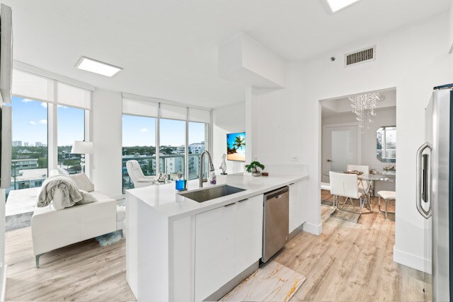Building Photo - 6515 Collins Ave