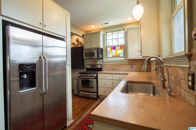 Building Photo - 3121 Highland Ave