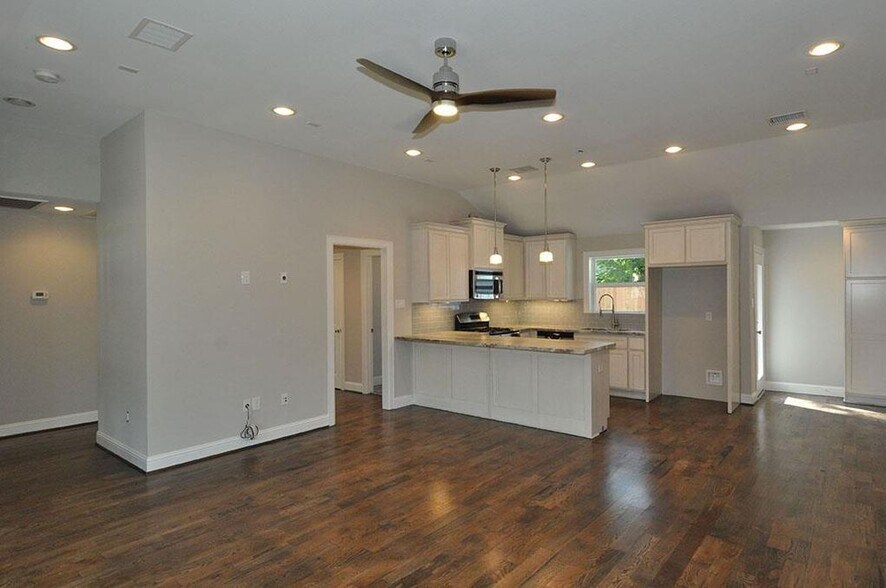 Building Photo - 2107 Hewitt Dr