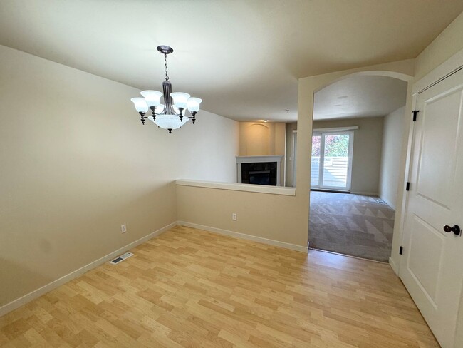 Building Photo - Spacious 2 bedroom 2 1/2 bath Plus Den  to...