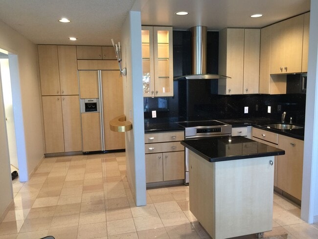 Building Photo - Designer Living in Waterfront Furnished Condo