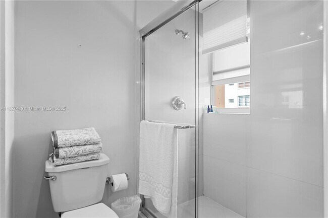 Building Photo - 9440 W Bay Harbor Dr