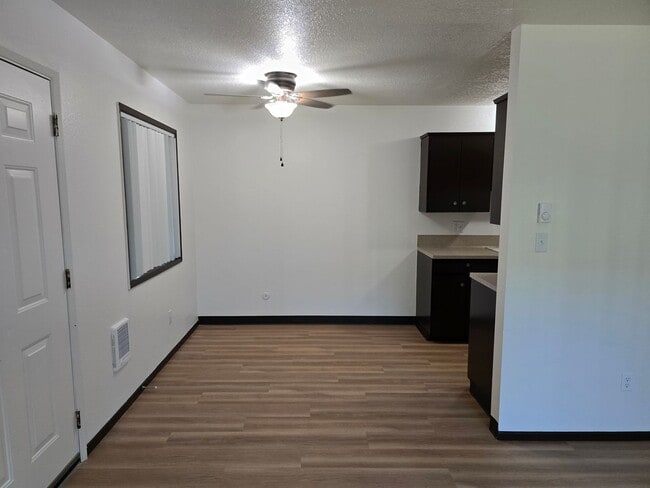 Building Photo - Incredible Value!  Upstairs Pet Friendly 2...