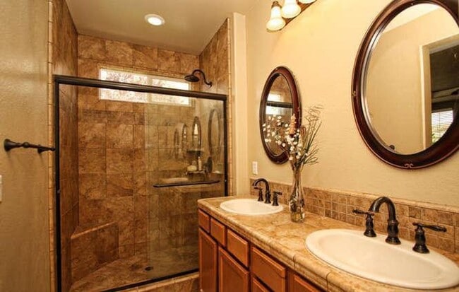 Building Photo - Woodlake Village Gated: 3 Bedroom, 2 Bathr...
