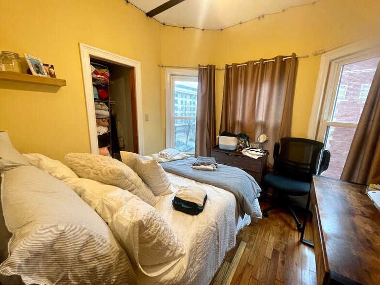 Building Photo - 1031 Tremont St