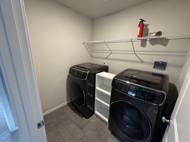 Building Photo - 5 Bedroom Camas Home, Spacious, Fenced Bac...