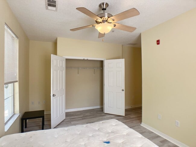 Building Photo - Campus View - Furnished 3 Bedroom, 3 Bathroom Apartment