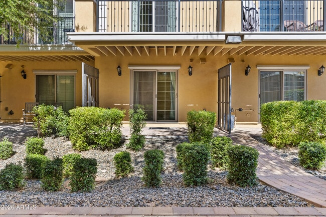 Building Photo - 421 W 6th St