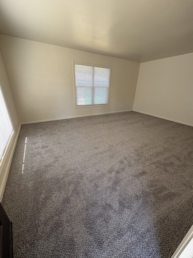 Building Photo - 401 Ainsley Ave