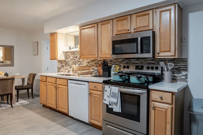 Building Photo - 4989 Randlett Dr