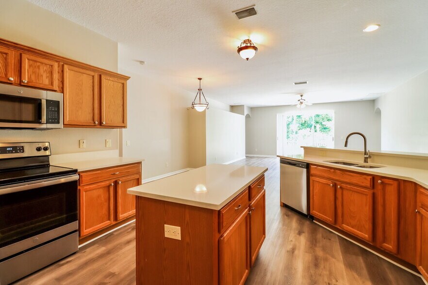 Building Photo - 10445 Meadow Spring Dr