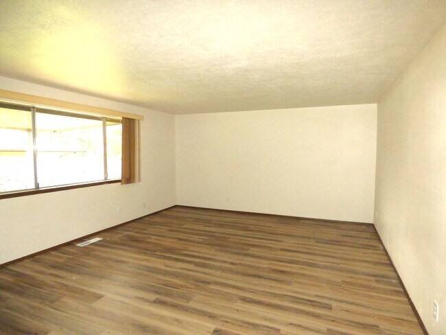 Building Photo - Rent Special: FREE May's Rent!!