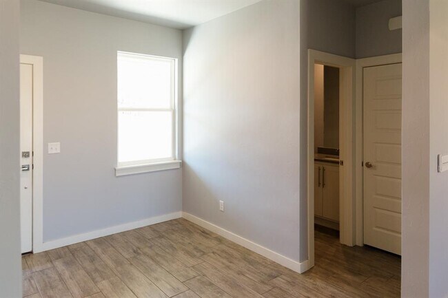 Building Photo - 306 Kirks Holw