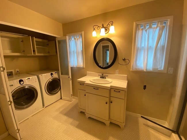 Building Photo - 4 Bedroom 3 Bathroom Land Park Home