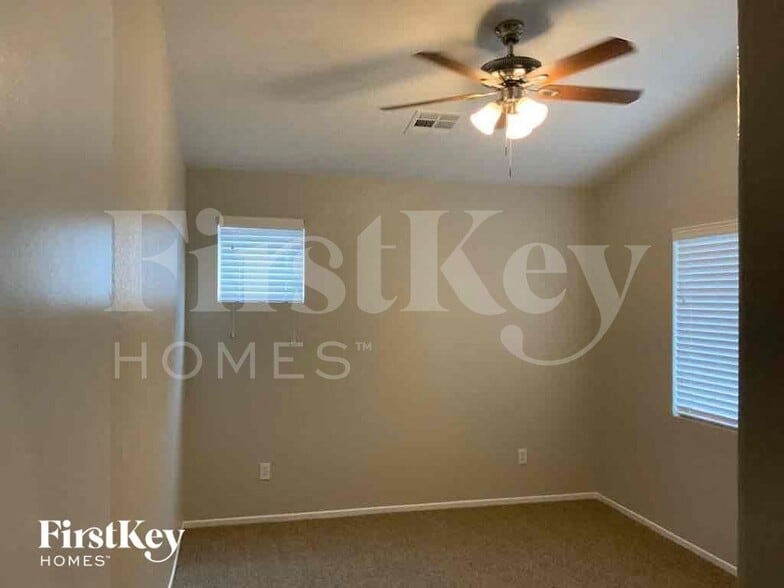 Building Photo - 2209 Meadow Green Ave