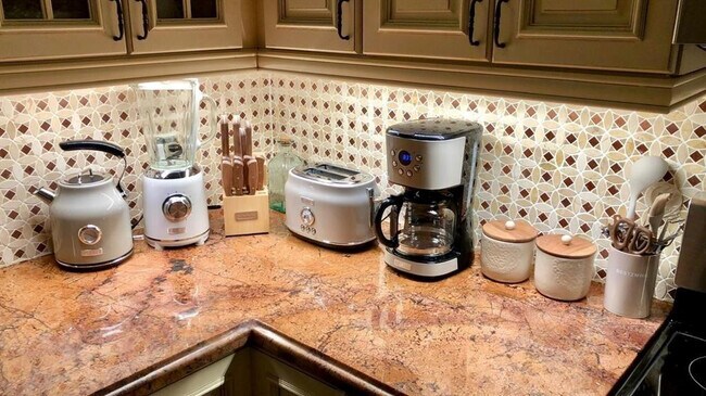 Building Photo - 2611 NE 20th St