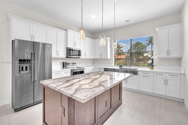 Building Photo - 855 SW 113th Ln