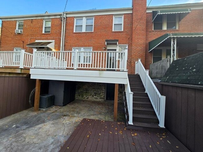 Building Photo - 4 Bedrooms 3 Bathrooms