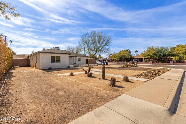 Building Photo - 1743 W Verde Ln