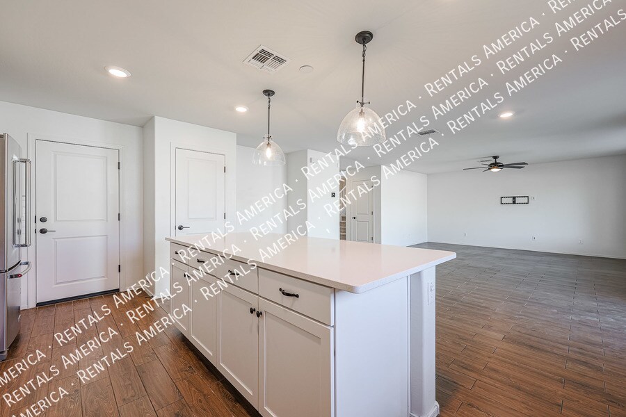 Building Photo - 12620 W Glenn Dr